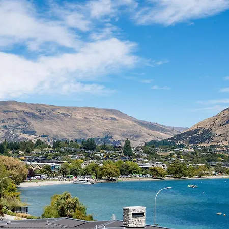 Lakeside Luxury 2 Bedroom Apartment
