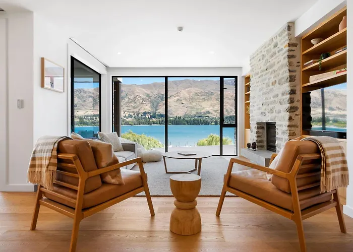 Apartment Lakeside Luxury 2 Bedroom *