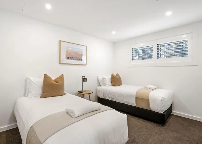 Lakeside Luxury 2 Bedroom Apartment
