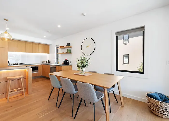 Lakeside Luxury 2 Bedroom Wanaka