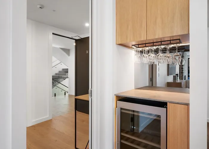 Lakeside Luxury 2 Bedroom Apartment
