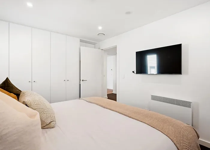 Lakeside Luxury 2 Bedroom Wanaka