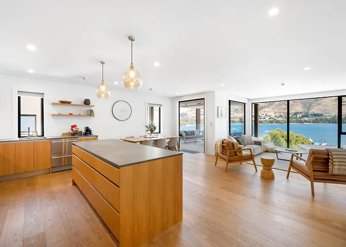Lakeside Luxury 2 Bedroom *