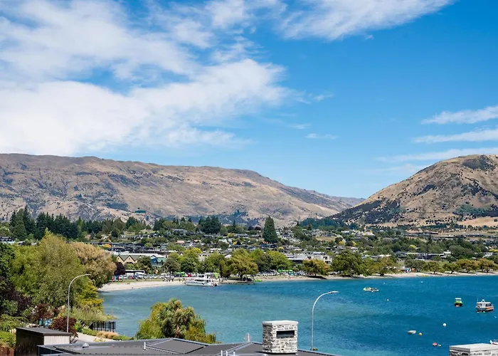 Lakeside Luxury 2 Bedroom Apartment *