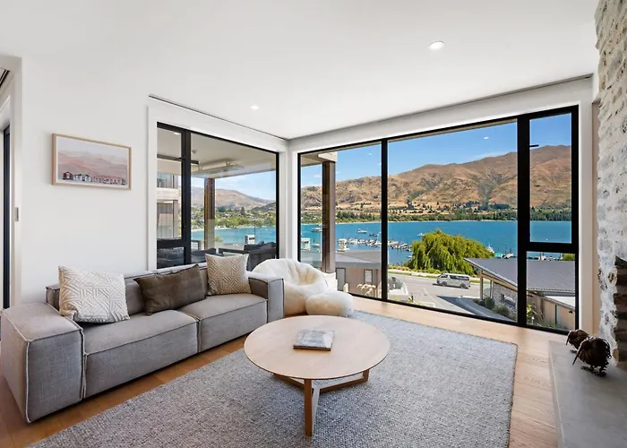 Lakeside Luxury 2 Bedroom Apartment *