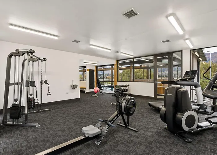 Lakeside Luxury 2 Bedroom Apartment *