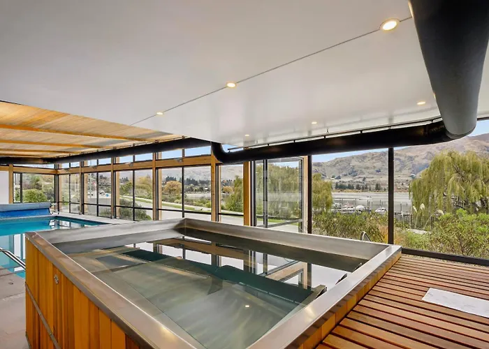 Lakeside Luxury 2 Bedroom